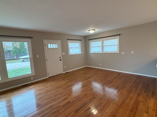 103 N Greenfield Avenue, Crystal Lake, IL 60014