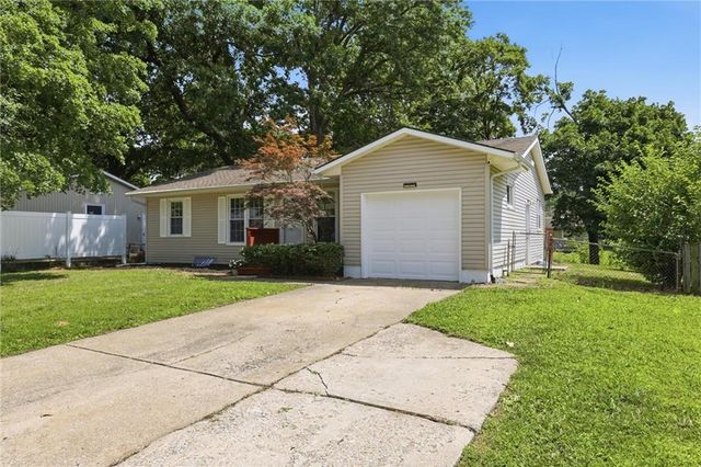 605 Gibson Road, Lee's Summit, MO 64063
