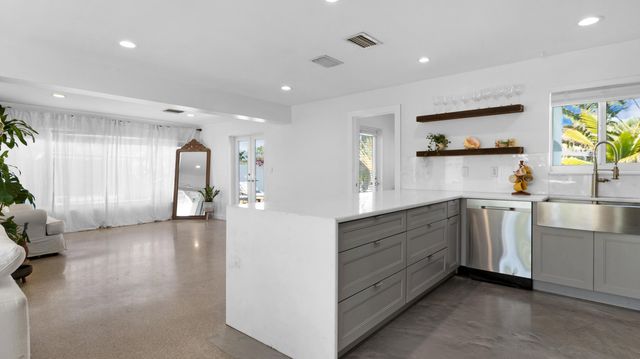 909 SE 16th Place, Deerfield Beach, FL 33441