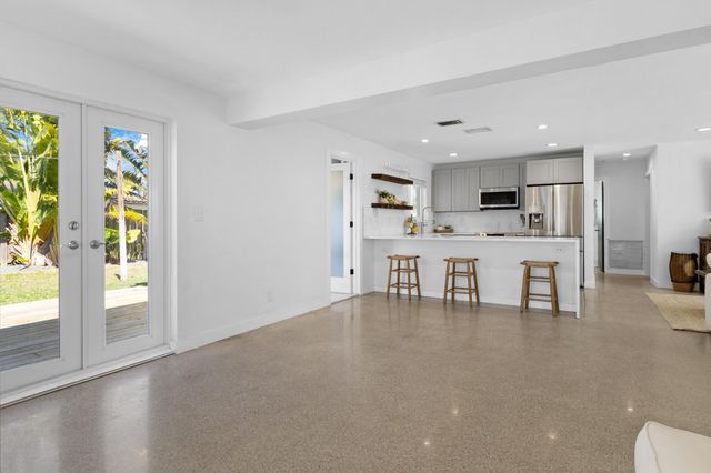 909 SE 16th Place, Deerfield Beach, FL 33441