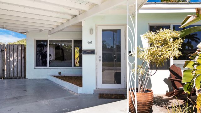 909 SE 16th Place, Deerfield Beach, FL 33441