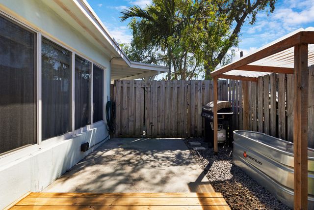 909 SE 16th Place, Deerfield Beach, FL 33441