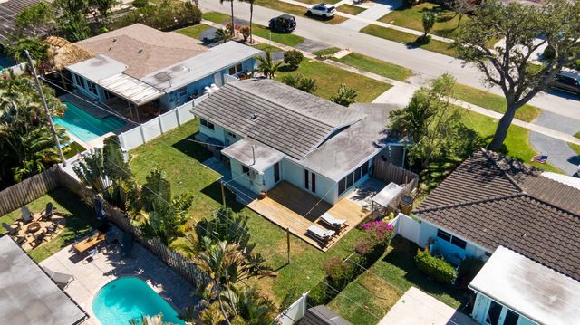 909 SE 16th Place, Deerfield Beach, FL 33441