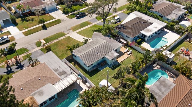 909 SE 16th Place, Deerfield Beach, FL 33441