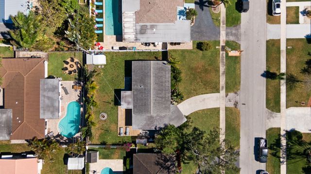 909 SE 16th Place, Deerfield Beach, FL 33441