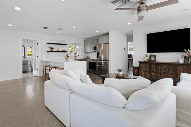 909 SE 16th Place, Deerfield Beach, FL 33441