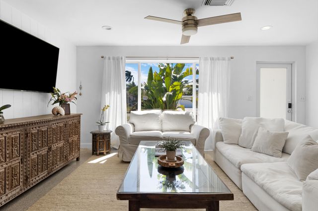 909 SE 16th Place, Deerfield Beach, FL 33441