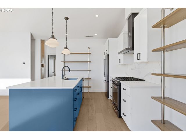 147 SHELTON MCMURPHEY Blvd, Eugene, OR 97401