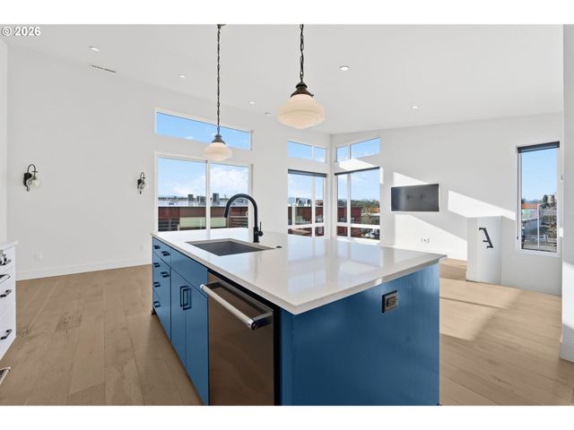 147 SHELTON MCMURPHEY Blvd, Eugene, OR 97401