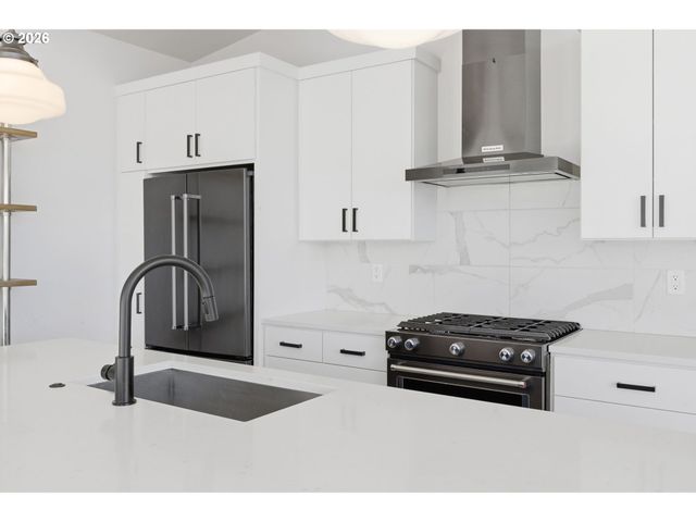 147 SHELTON MCMURPHEY Blvd, Eugene, OR 97401