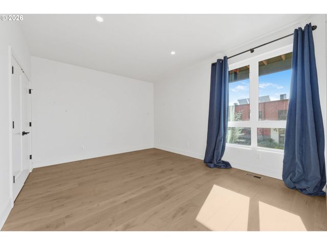 147 SHELTON MCMURPHEY Blvd, Eugene, OR 97401