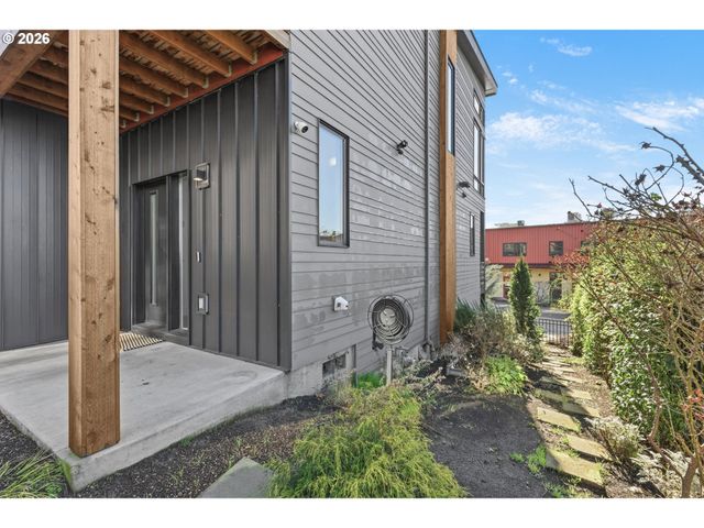 147 SHELTON MCMURPHEY Blvd, Eugene, OR 97401