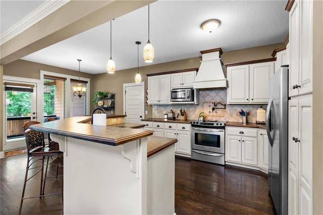 321 Creekwood Drive, Liberty, MO 64068