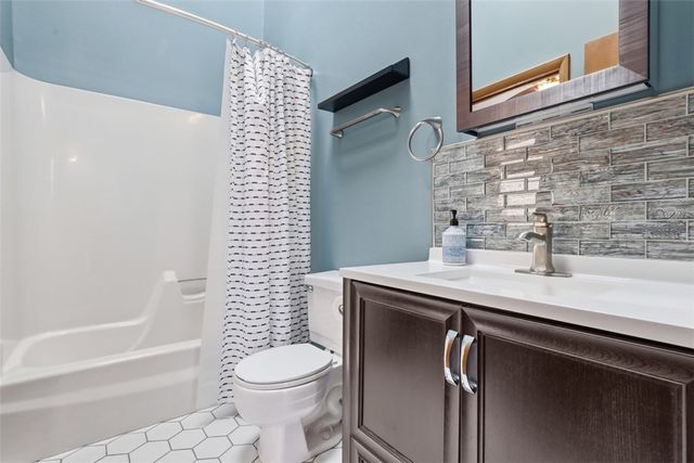 700 Woodland Rd, Bradford Woods, PA 15015