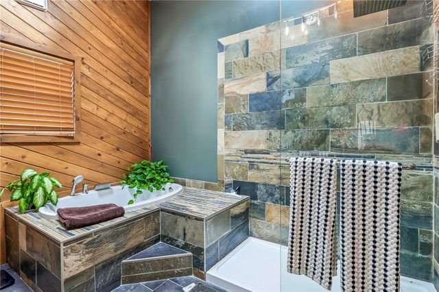 700 Woodland Rd, Bradford Woods, PA 15015
