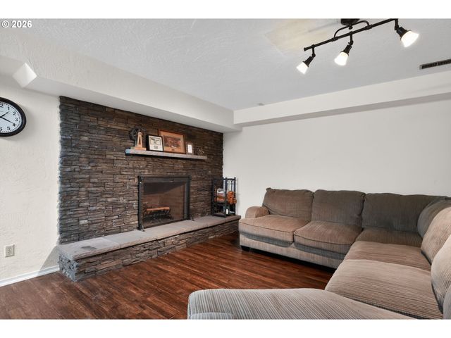 735 Sw MILL St, Sheridan, OR 97378