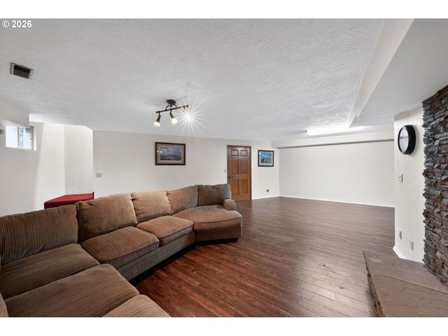 735 Sw MILL St, Sheridan, OR 97378
