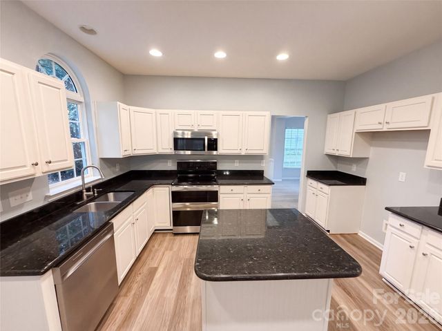 9339 Autumn Applause Drive, Charlotte, NC 28277