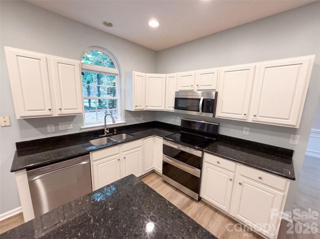 9339 Autumn Applause Drive, Charlotte, NC 28277