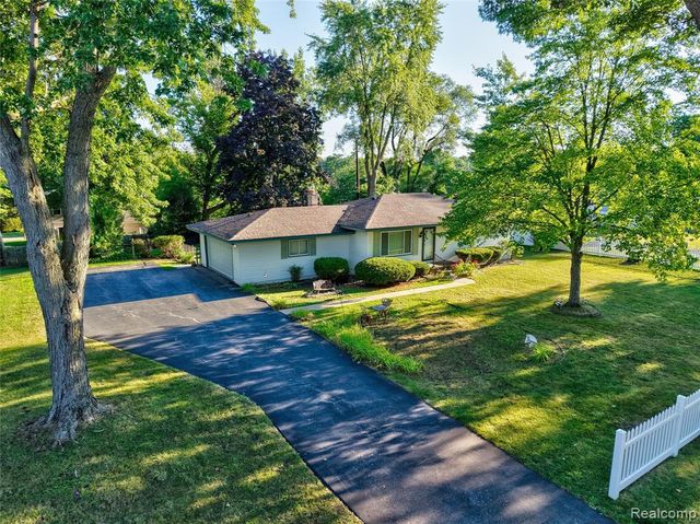 735 Amberwood Street, Auburn Hills, MI 48326