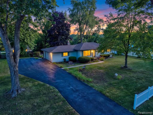 735 Amberwood Street, Auburn Hills, MI 48326