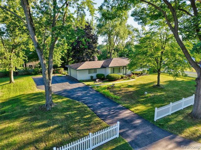 735 Amberwood Street, Auburn Hills, MI 48326