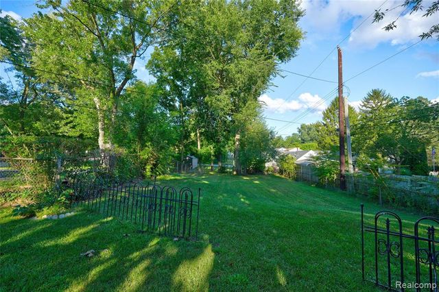 735 Amberwood Street, Auburn Hills, MI 48326