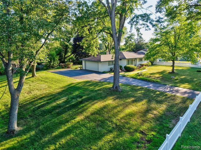 735 Amberwood Street, Auburn Hills, MI 48326