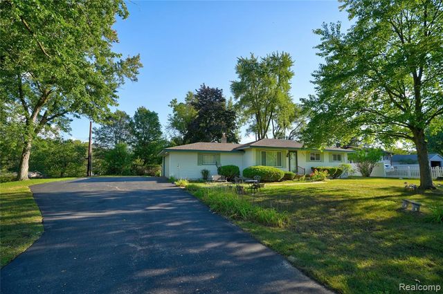 735 Amberwood Street, Auburn Hills, MI 48326