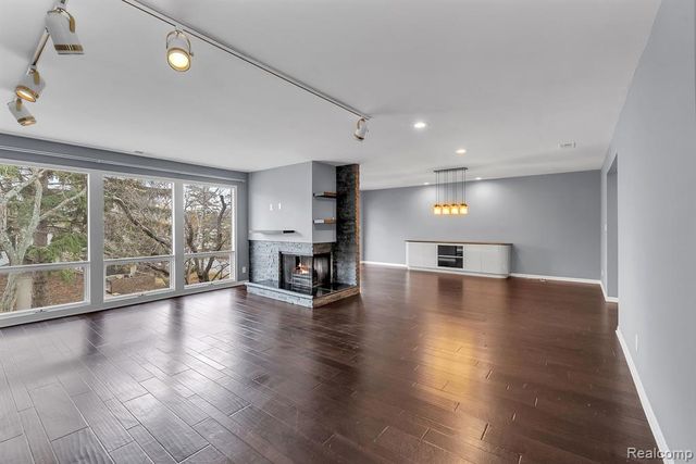 7258 Creeks Bend Court, West Bloomfield, MI 48322