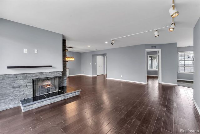 7258 Creeks Bend Court, West Bloomfield, MI 48322