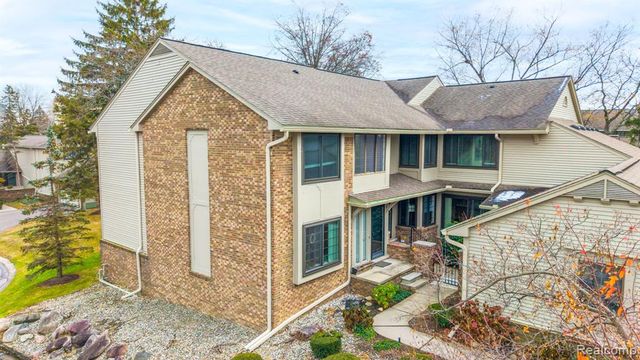 7258 Creeks Bend Court, West Bloomfield, MI 48322