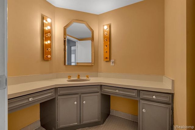 7258 Creeks Bend Court, West Bloomfield, MI 48322