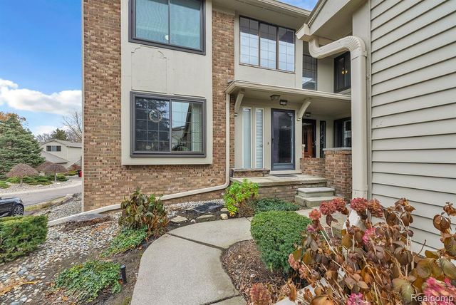 7258 Creeks Bend Court, West Bloomfield, MI 48322