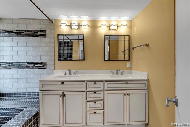 7258 Creeks Bend Court, West Bloomfield, MI 48322