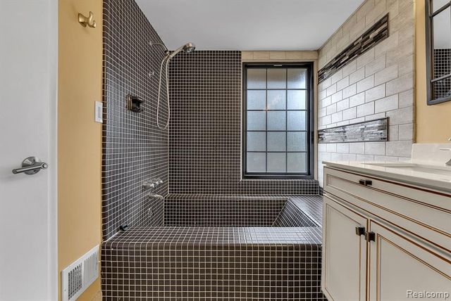 7258 Creeks Bend Court, West Bloomfield, MI 48322