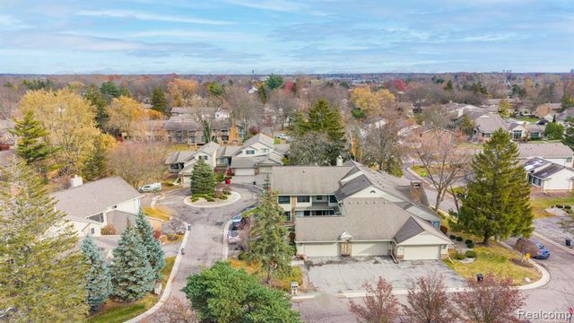 7258 Creeks Bend Court, West Bloomfield, MI 48322