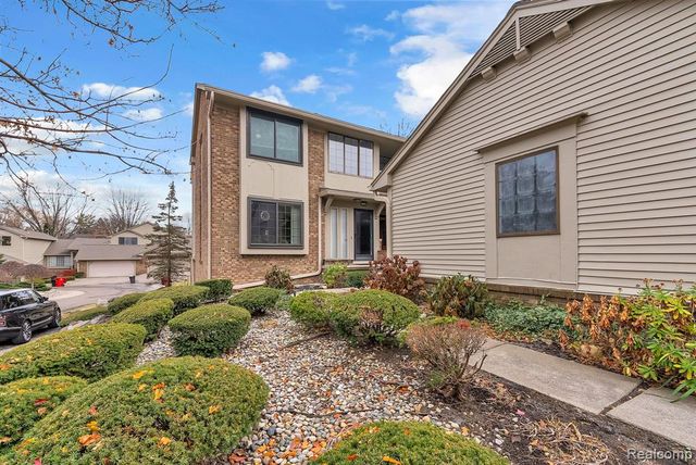 7258 Creeks Bend Court, West Bloomfield, MI 48322