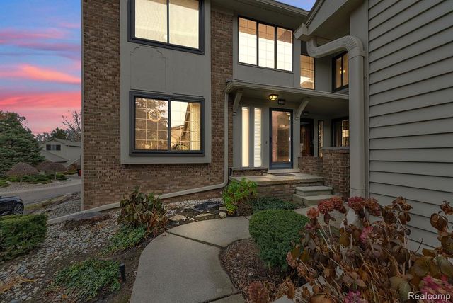 7258 Creeks Bend Court, West Bloomfield, MI 48322