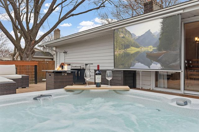 997 Carlton Drive, Shoreview, MN 55126