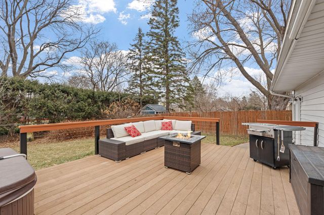 997 Carlton Drive, Shoreview, MN 55126