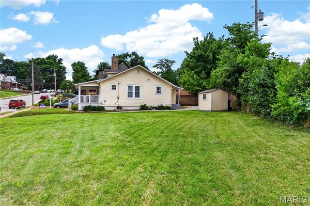 8651 Burton Avenue, St Louis, MO 63114