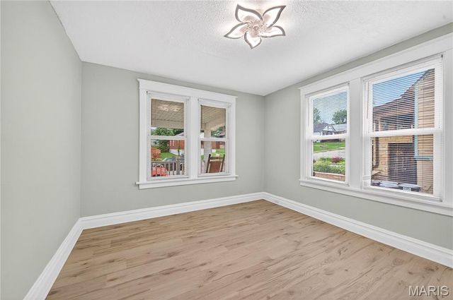 8651 Burton Avenue, St Louis, MO 63114