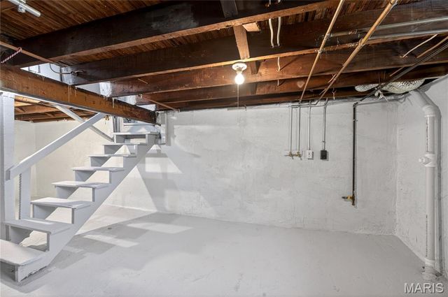 8651 Burton Avenue, St Louis, MO 63114