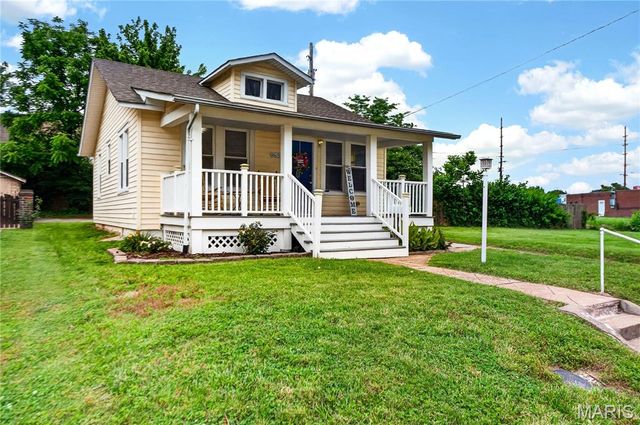 8651 Burton Avenue, St Louis, MO 63114