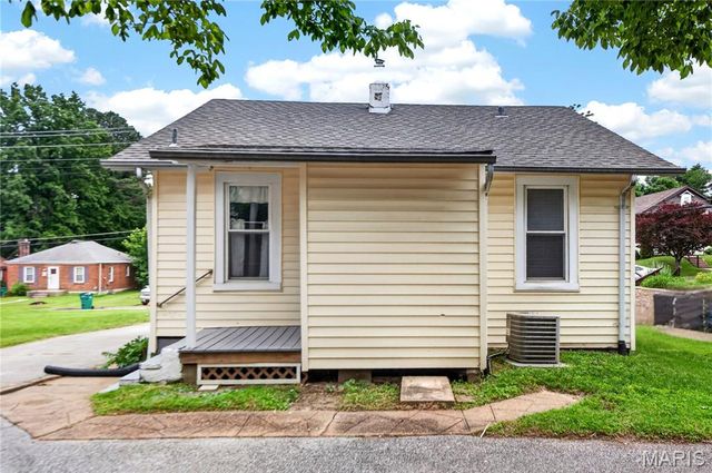 8651 Burton Avenue, St Louis, MO 63114