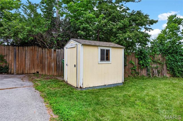 8651 Burton Avenue, St Louis, MO 63114