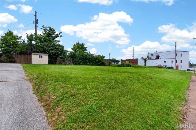 8651 Burton Avenue, St Louis, MO 63114