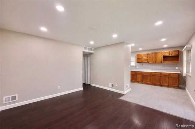 17245 Ivanhoe Street, Roseville, MI 48066