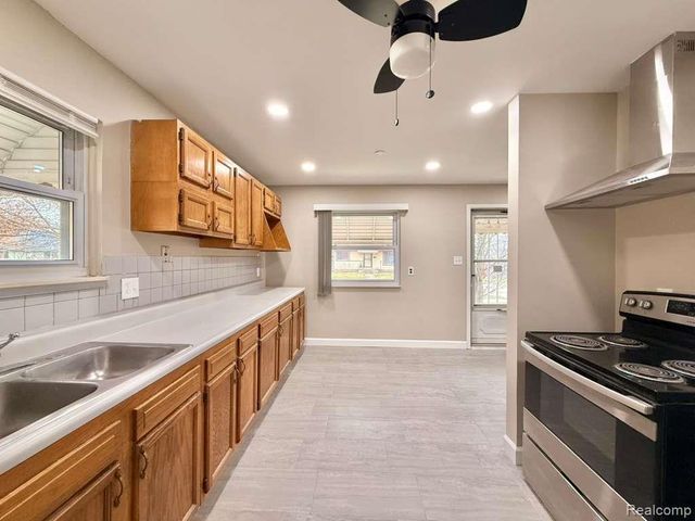 17245 Ivanhoe Street, Roseville, MI 48066